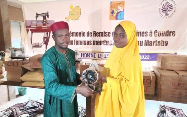 Céremonie de rémise de machines a coudres aux femmes du reseau Martaba