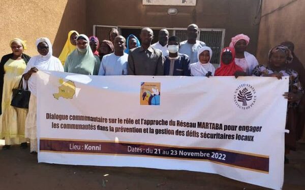 Dialogue communautaire sur le rôle et l’approche du Réseau MARTABA pour engager les communautés dans la prévention et la gestion des défis sécuritaires locaux.